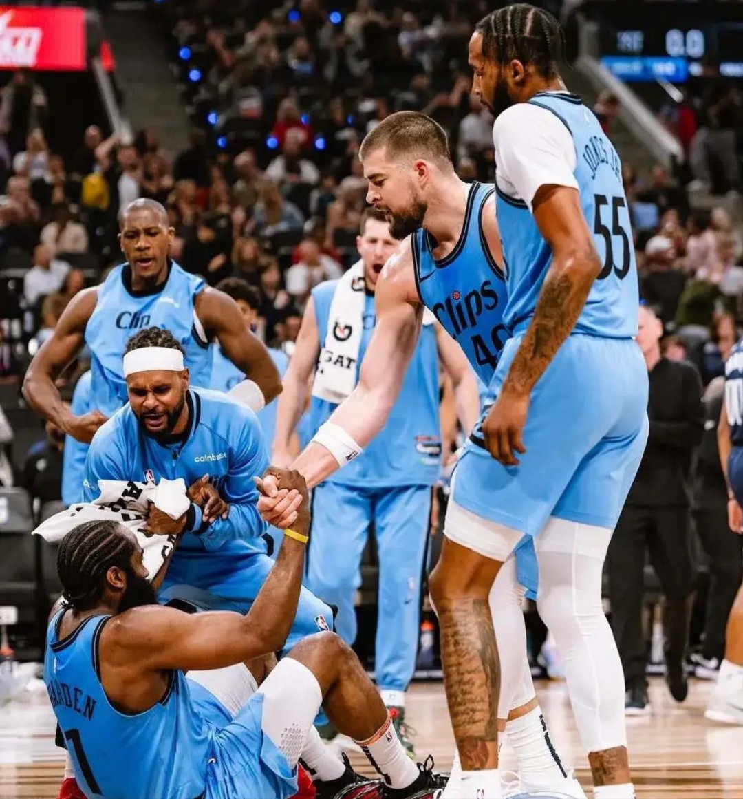 快船完胜灰熊,锡安扛起全队 快船完胜灰熊,锡安扛起全队