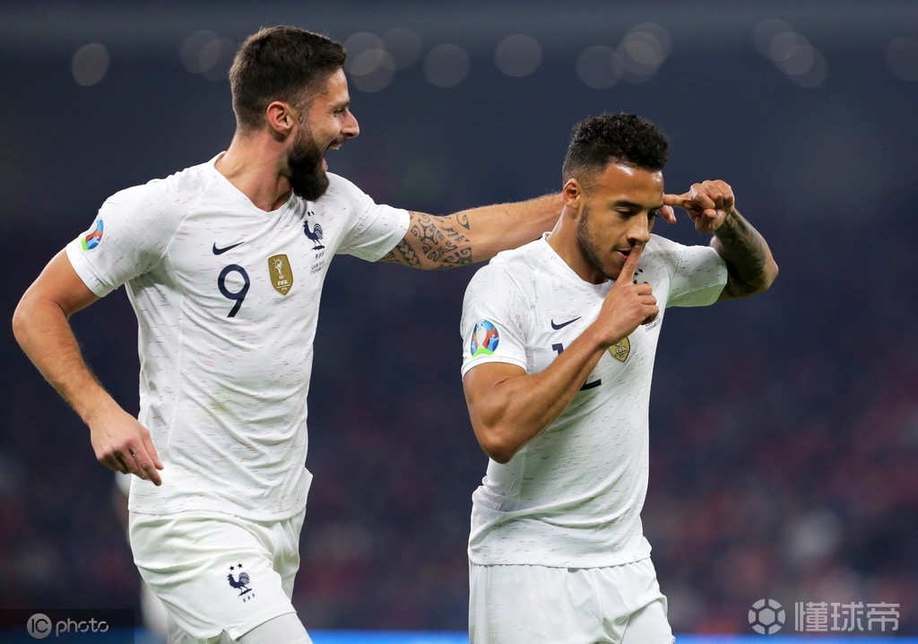 美国轻取曼联,蒂亚戈扛起全队 美国轻取曼联,蒂亚戈扛起全队