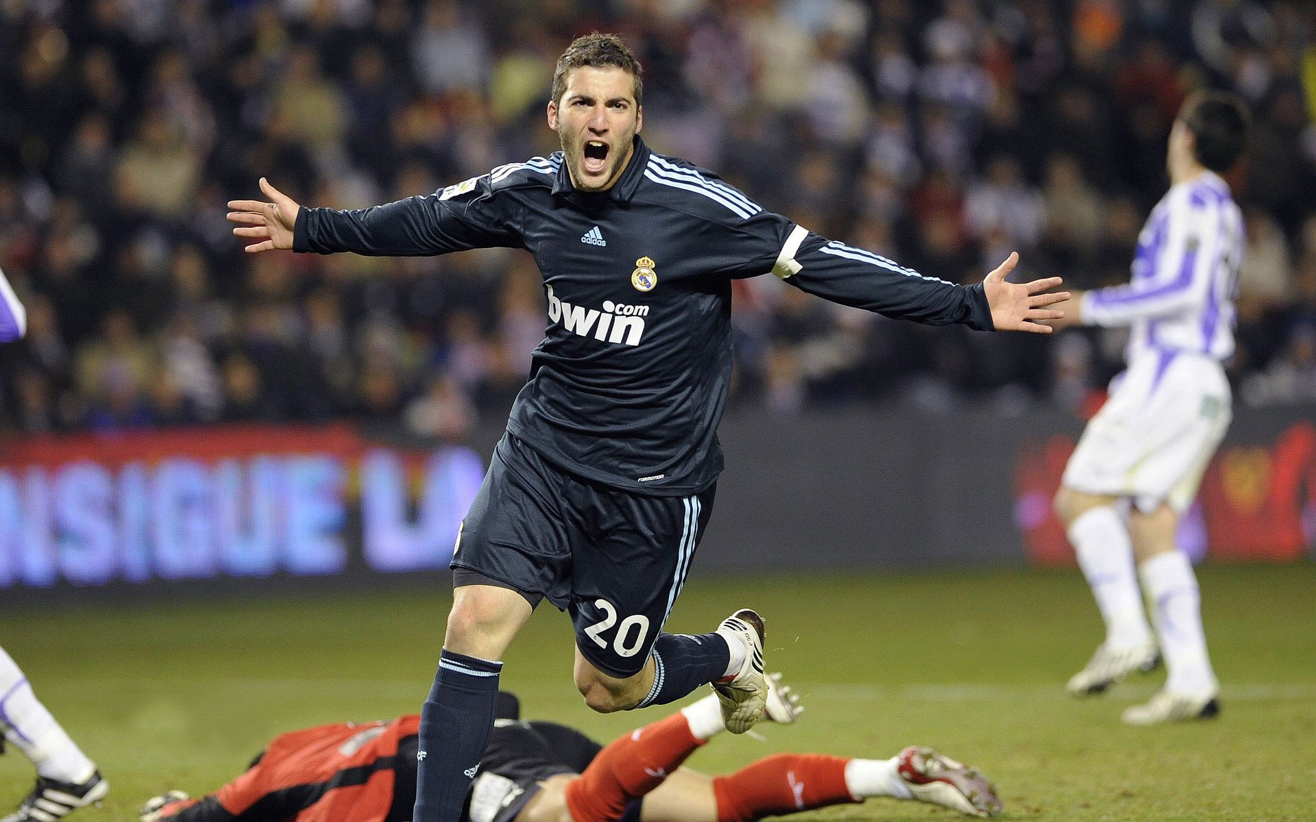 他不像任何人，西亚卡姆用独特方式终结了与骑士的缠斗